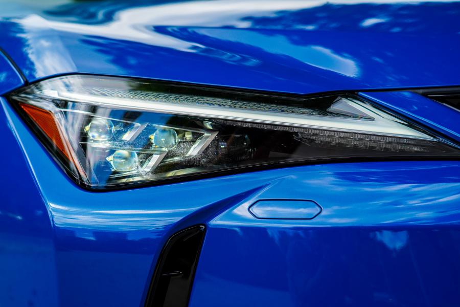 Детали экстерьера Lexus UX200 2019 года  (MY) (фото 30 из 35)
